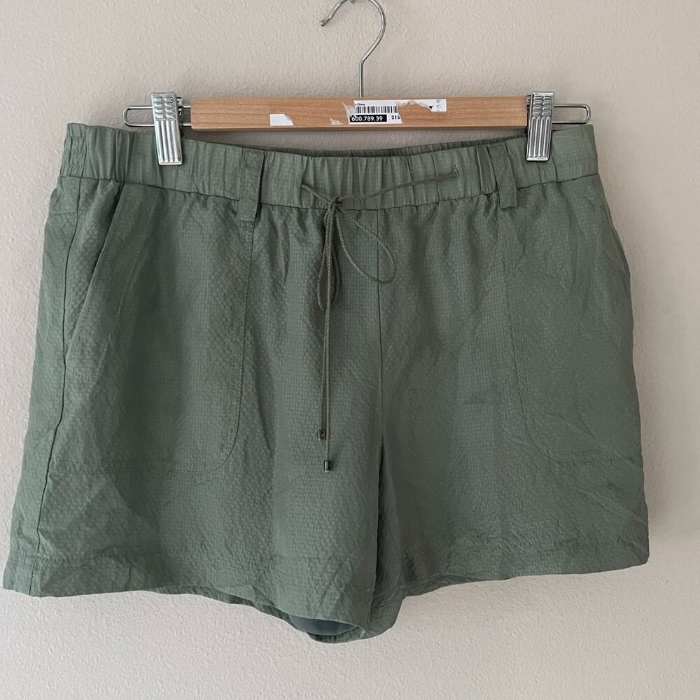 NWOT Trina Turk Silk Lined Athletic Green Shorts 2 Side Pockets Size S